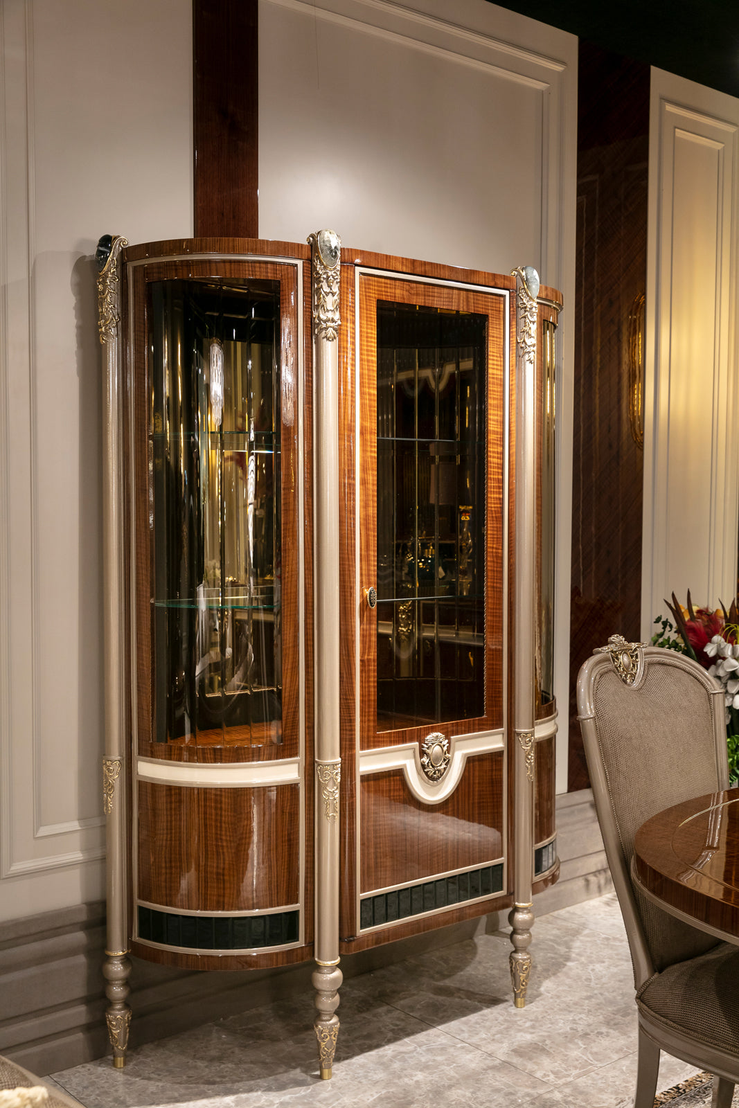 Avenor Dining Room Set