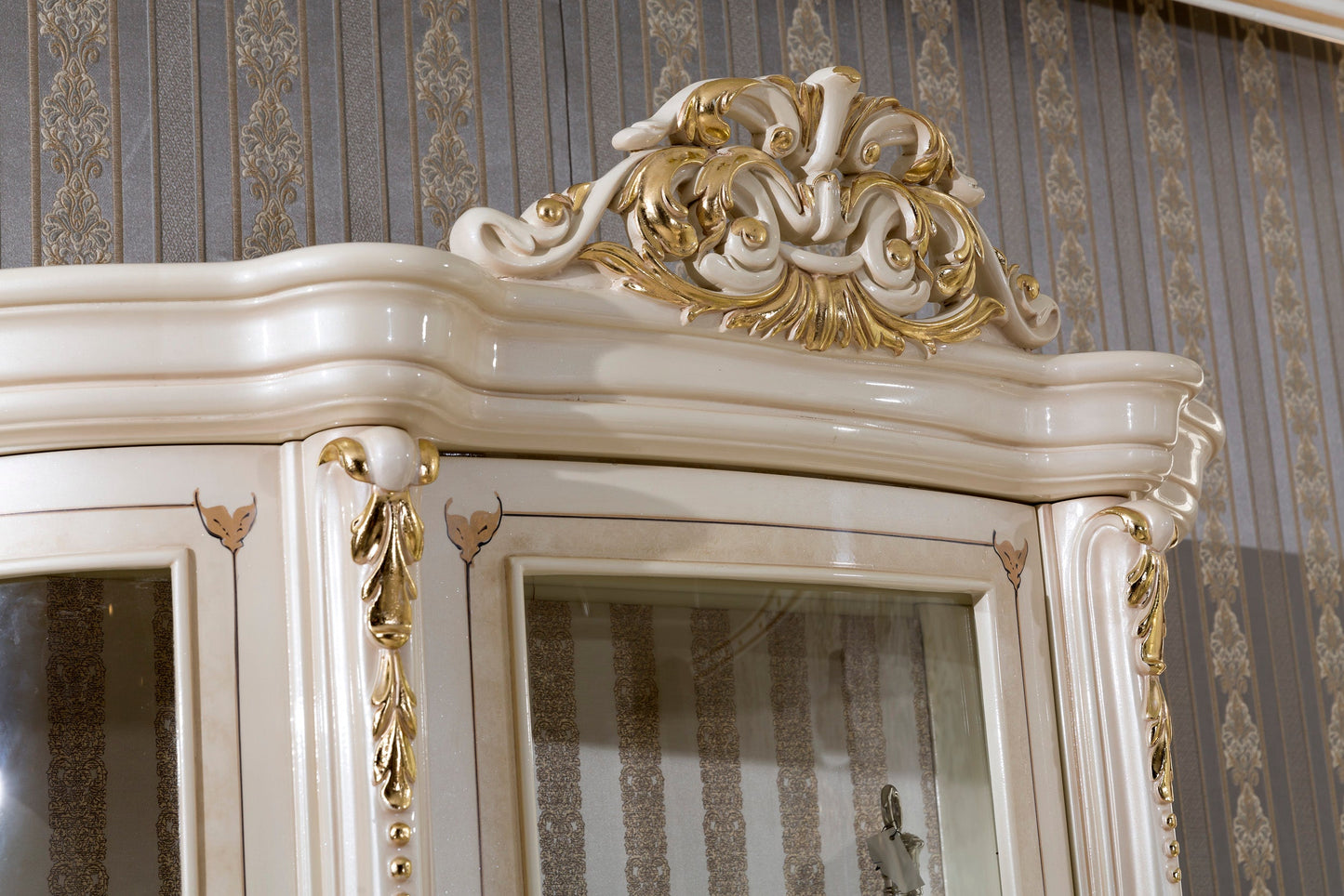 Benvora Dining Room Set