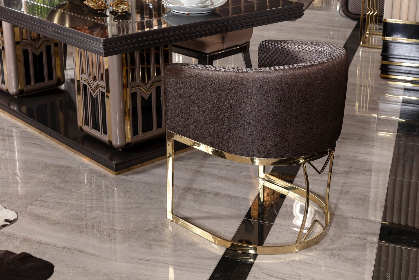 Avelora Dining Room Set