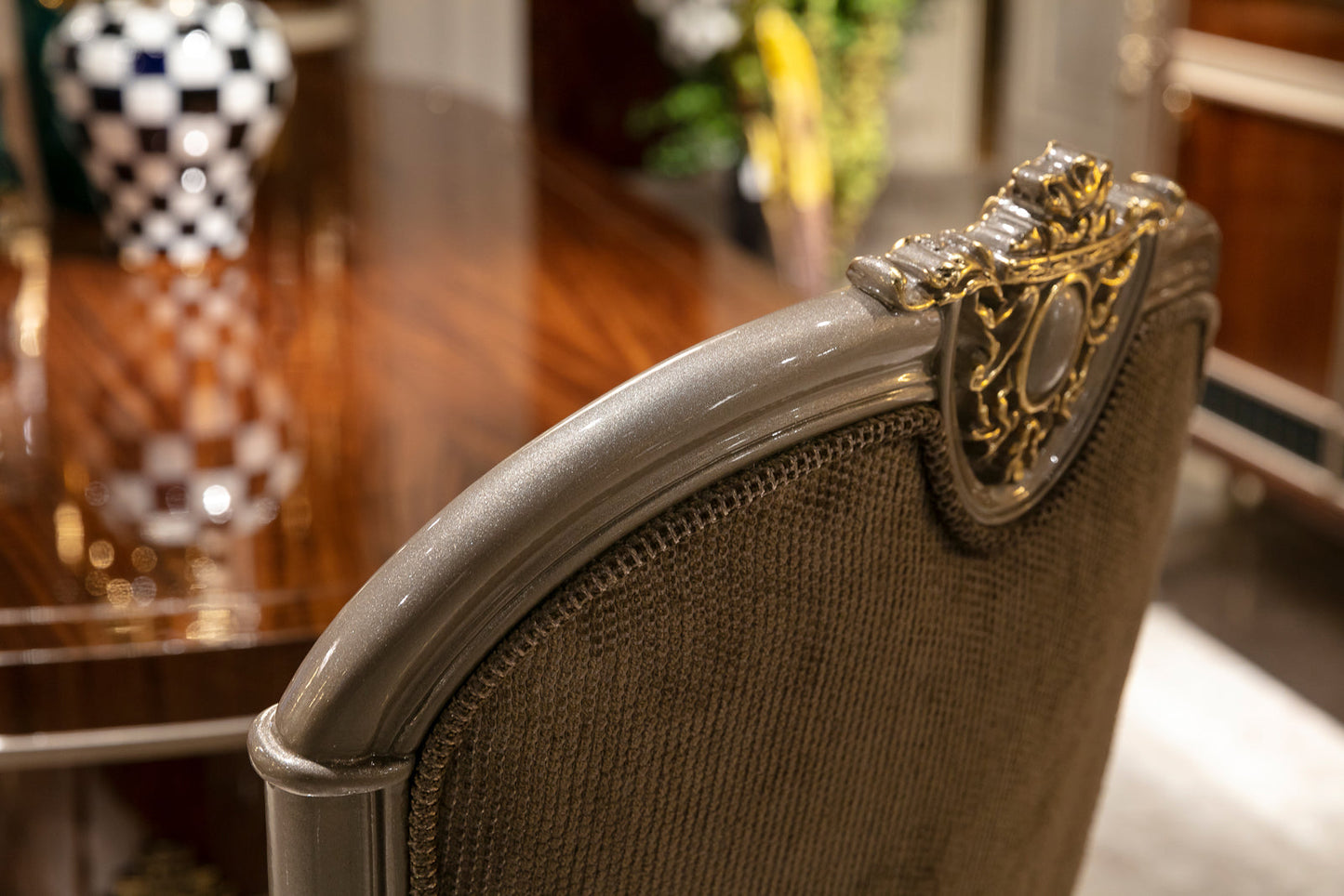 Avenor Dining Room Set