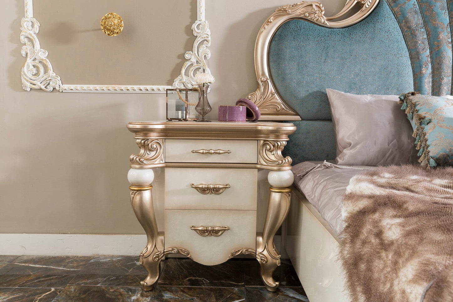 Lavelis Bedroom Set