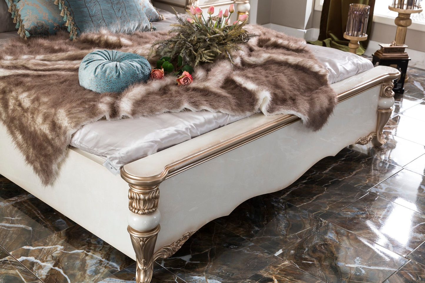Lavelis Bedroom Set