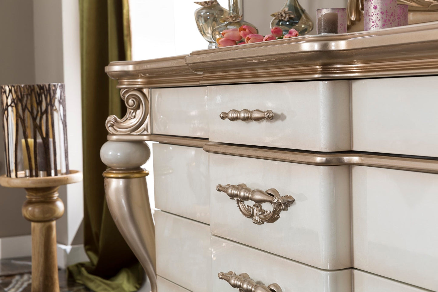 Lavelis Bedroom Set