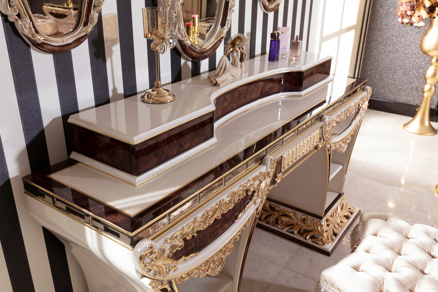 Lirvona Bedroom Set